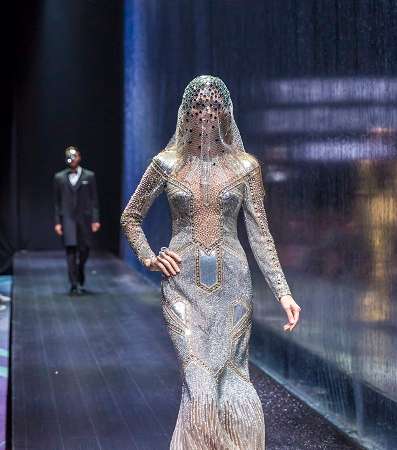إطلالة مميّزة من عرض أزياء Harvey Nichols 2014-2015