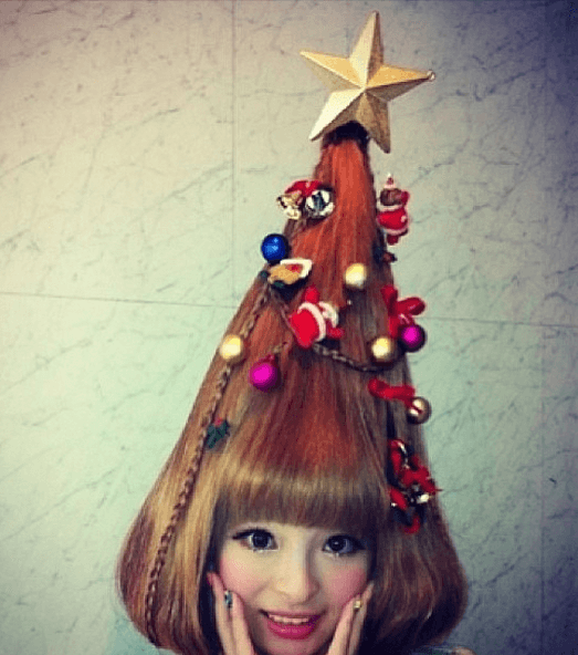 شبيهة ليدي غاغا وشجرة الميلاد على رأسها