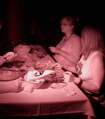 مطعم في الظلام الدامس