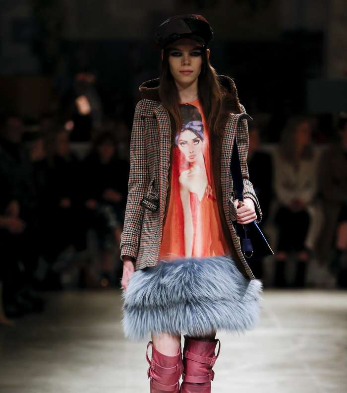 الفستان المطبع بالرسومات مع الريش في اسفله والمعطف المقطع من برادا لشتاء 2018