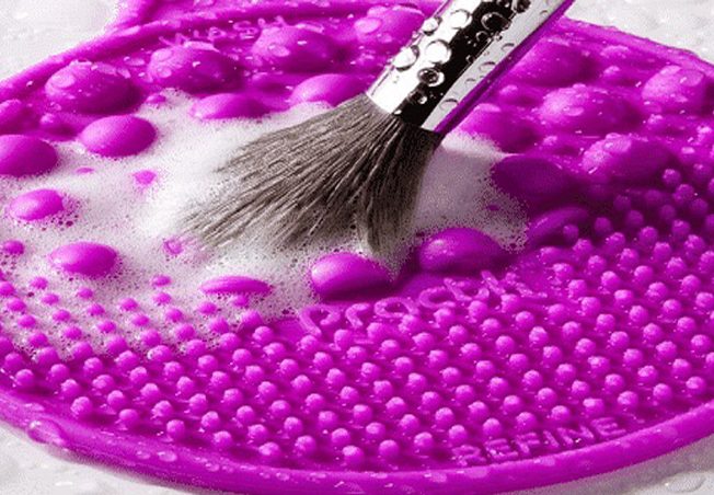 لتنظيف فراشي الماكياج