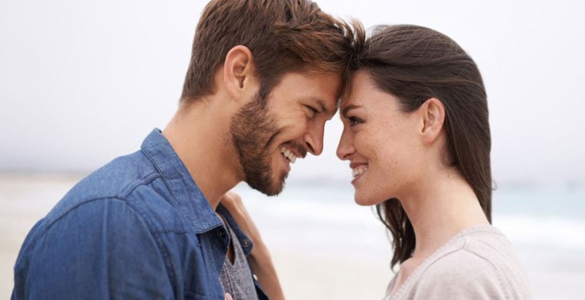 اذا أطال النظر الى هذا الجزء من جسمك فاعلمي أن هذا الرجل لا يرغب في الدخول بعلاقة معك!