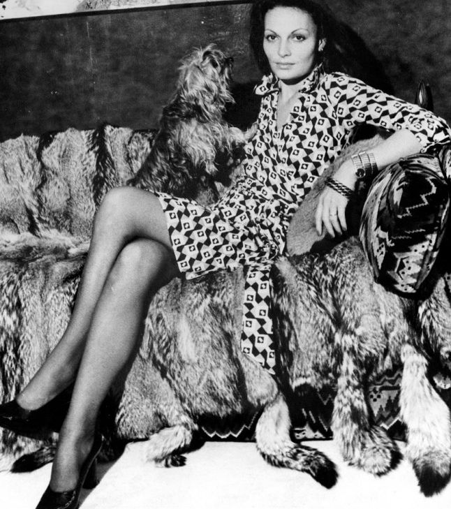 من الفساتين التي أحدثت تغييراً في عالم الموضة، فستان دايان فون فورستنبرغ بقصّة الـ Wrap