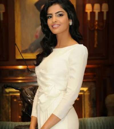 الأميرة الطويل تتألق باللون الأبيض