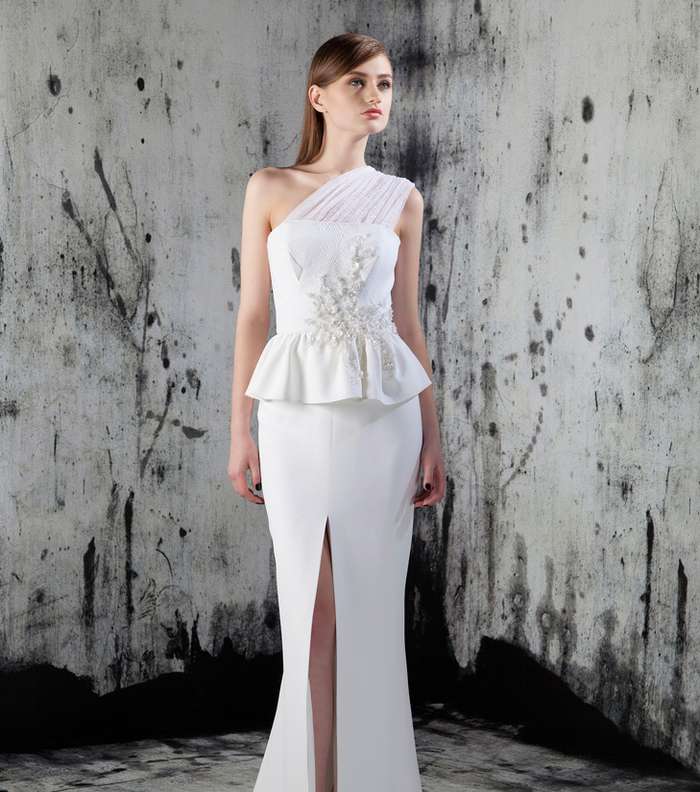 فستان أبيض بالكتف الواحد للمصمم باسيل سودا