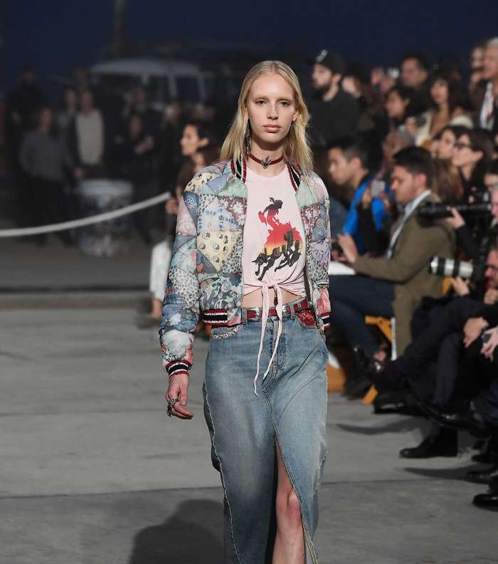 تنورة الجينز مع الشق من الامام والتي شيرت المطبعة المربوطة من الامام من تومي هيلفيغر لصيف 2017