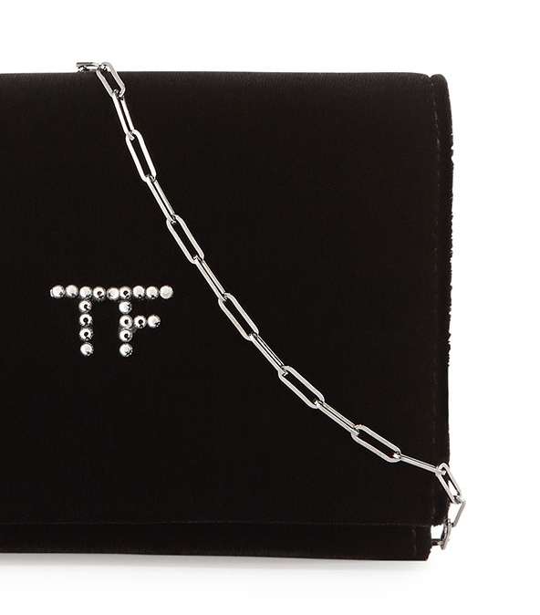 ضمني خزانتك بحقيبة توم فورد التي تحمل شعار الدار