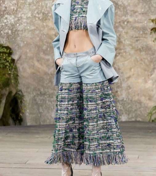 اطلالة بموضة الـ Crop-Top من توقيع دار CHANEL لصيف 2018