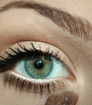 الخطوة الرابعة: ماسكارا أسود وقلم كحل أبيض