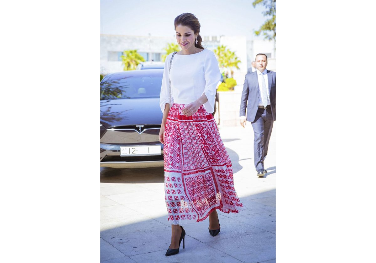 الملكة رانيا تتمسك بارتداء التنانير بالطول المتوسط في موسم الخريف
