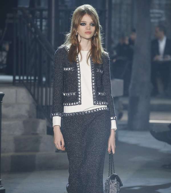 التايور الكلاسيكي التويدي من CHANEL من مجموعة Metiers D'art 2015
