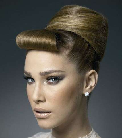 تسريحة الكعكة العالية مع الغرة الملفوفة لمناسباتك الرسمية