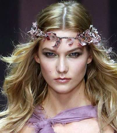 بالصور، تفاصيل جمال عرض Versace في أسبوع الهوت كوتور الفرنسي