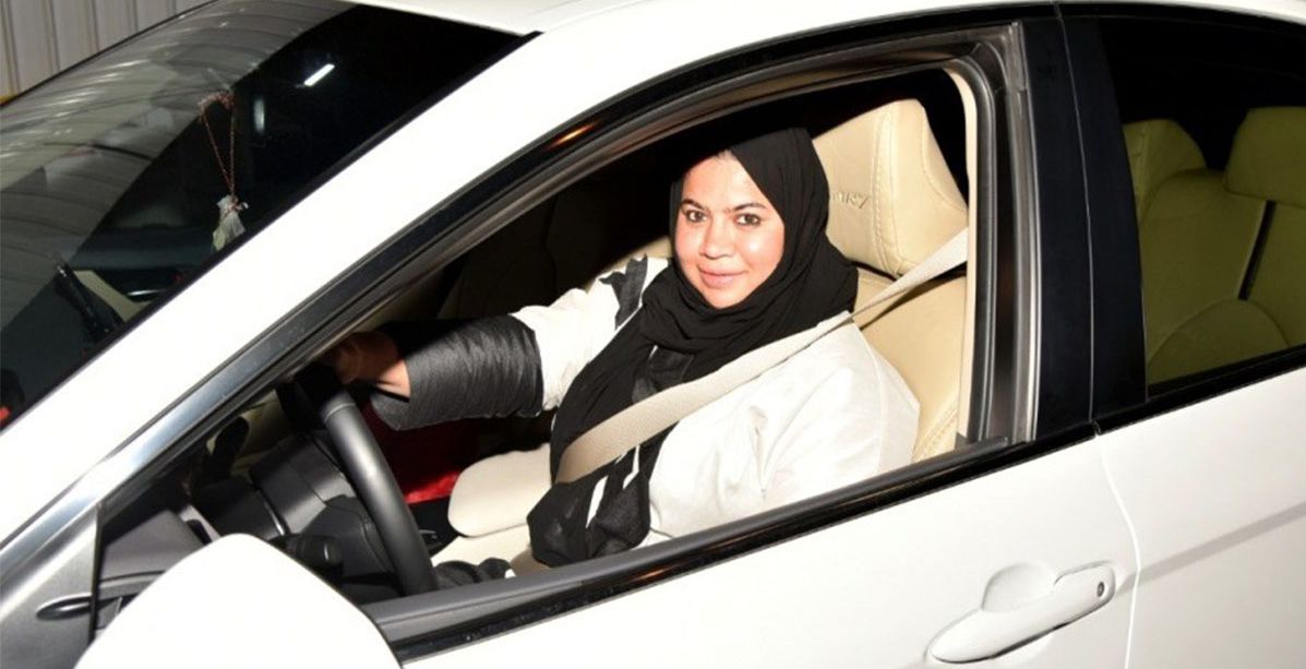 امرأة سعودية تقود سيارة تاكسي