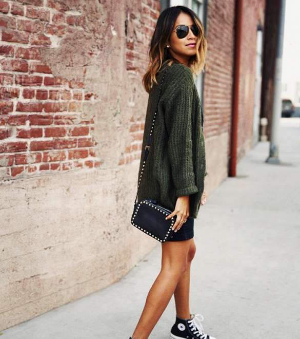 لاطلالة مميزة، نسقي الاحذية الرياضية مع التنانير القصيرة