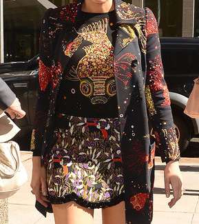 الكعكة المرتفعة وتناسب بساطتها مع الإطلالة