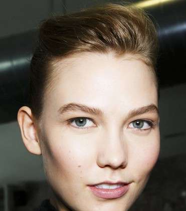 Jason Wu مع تسريحة الشينيون والبلاش الزهري 