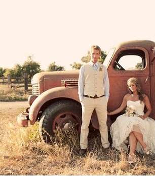 لقطة زفافك أمام حافلة قديمة