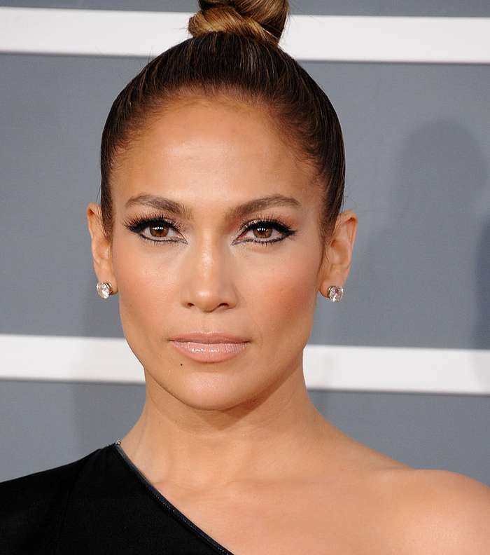 الكعكة المرتفعة والآيلاينر مع جنيفر لوبيز في 2013 