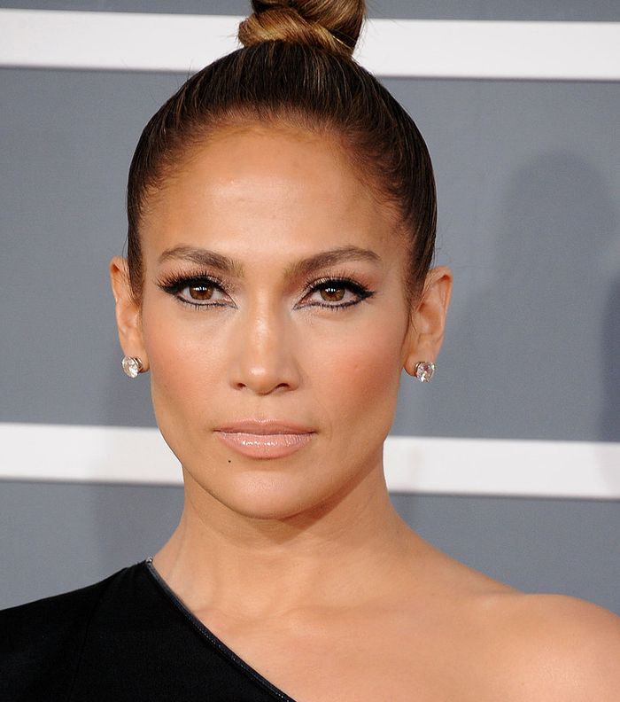 الكعكة المرتفعة والآيلاينر مع جنيفر لوبيز في 2013