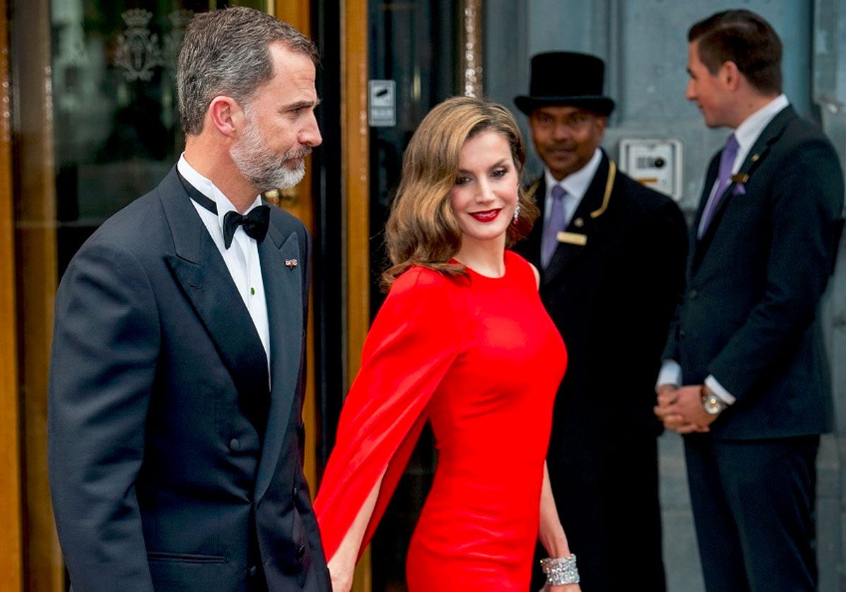 ملكة اسبانيا شبيهة الملكة رانيا ترتكب خطأ فادحاً في المكياج وتتعرض لسخرية الجمهور!
