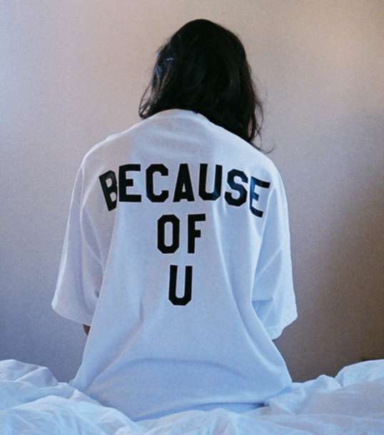 تخلصي من القمصان والتي شيرت المطبعة بالشعارات الحزينة والمتشائمة