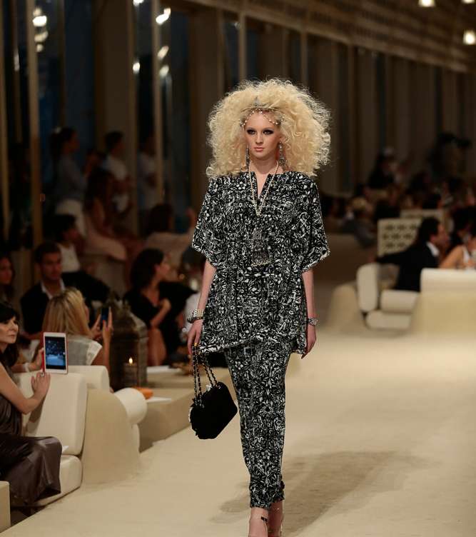البزات  الرسميّة الأنيقة تبقى شعار دار CHANEL 