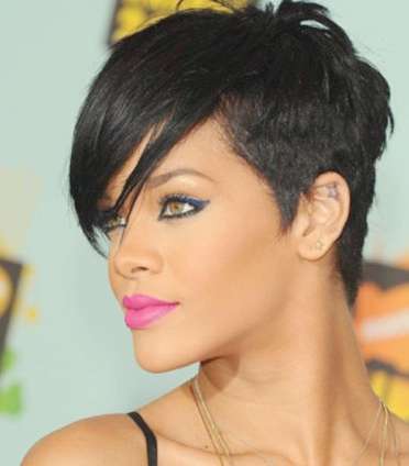 إطلالة الماكياج الملوّن مع الشعر القصير