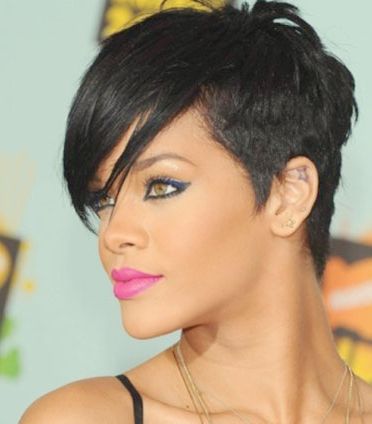 إطلالة الماكياج الملوّن مع الشعر القصير