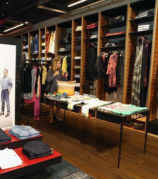 إطلاق مجموعة REPLAY FALL/WINTER 14-15 في دبي مول