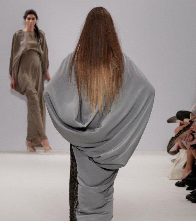 عباءة رمادية اللون محددة الخصر