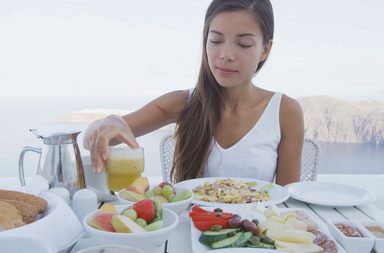 الدراسات تؤكد: تناول وجبة إفطار دسمة تمنع زيادة الوزن بشرط وحيد وسهل!