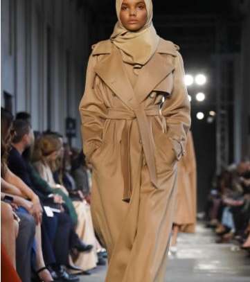 حليمة ايدن تعرض في ماكس مارا لمجموعة شتاء 2018 وترتدي معطف الترنش الكلاسيكي باللون البيج