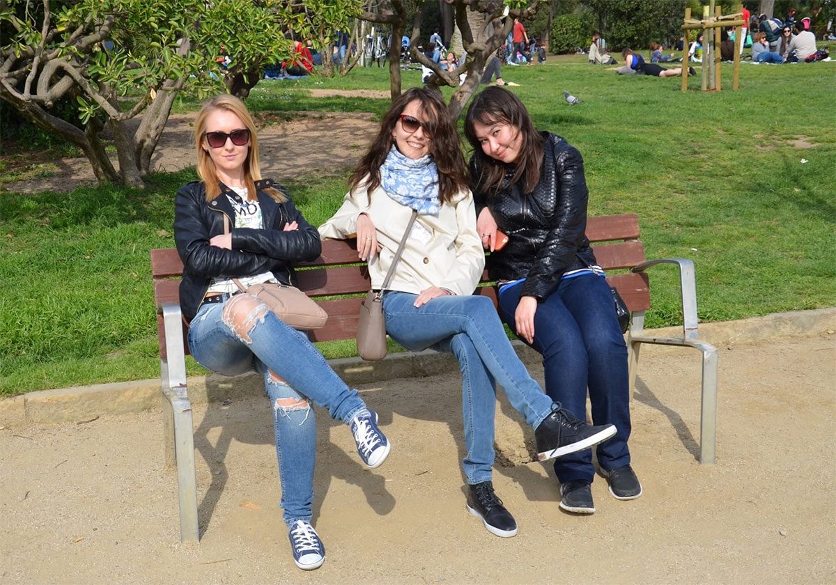 صورة ل3 نساء في المنتزه تحير العالم وتثير دهشة رواد الانترنت!