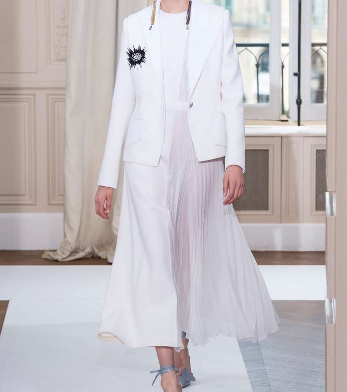 فستان التول بالقماش المثني والطول المتوسط مع السترة الرسمية القصيرة من شياباريلي لشتاء 2018