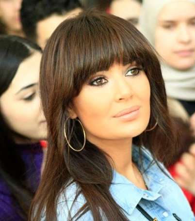 تركيز على مكياج البشرة المركّزة والعيون المحددة