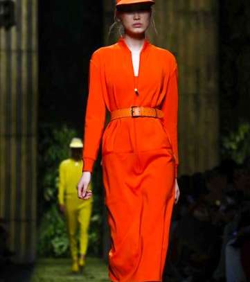 موضة الفستان متوسط الطول بالوان النيون مع الحزام على الخصر من ماكس مارا لصيف 2017