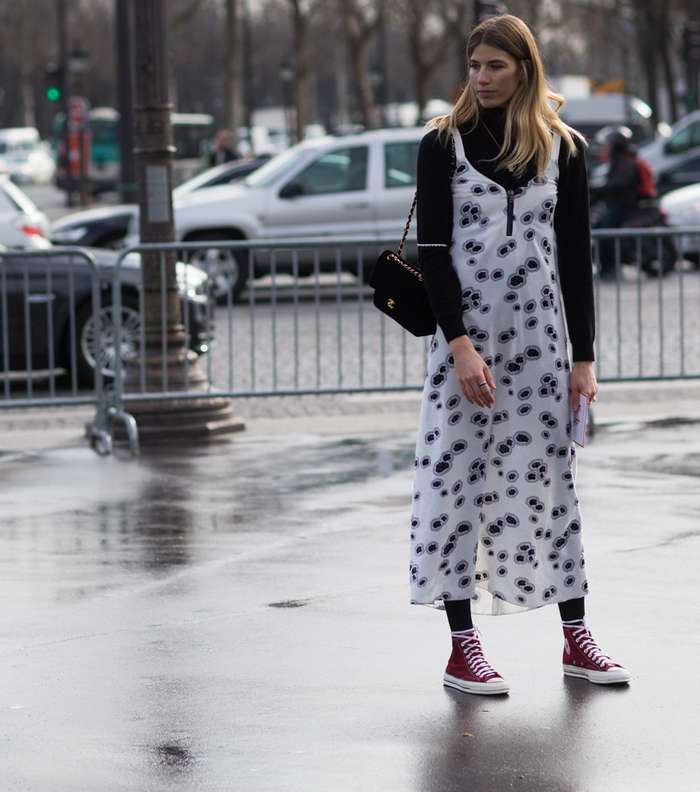 موضة الفستان فوق الكنزة مع الحذاء الرياضي في شوارع باريس في اليوم السابع من أسبوع الموضة