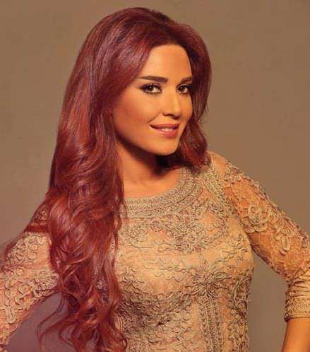 أسلوب عصري بالشعر الأحمر والمكياج البرونزي