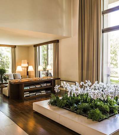 أناقة ورقي داخل المنزل الجبلي للمصمم العالمي إيلي صعب في فقرا