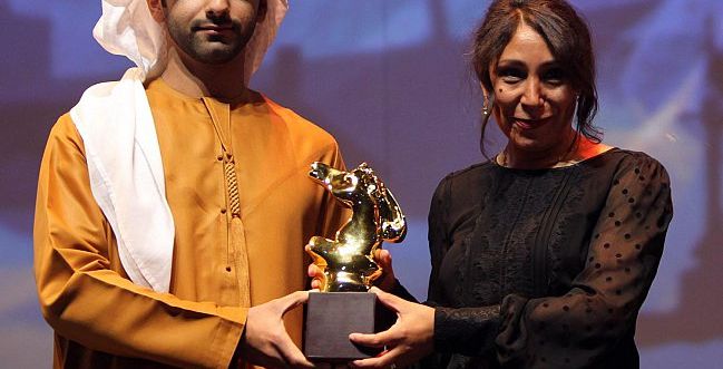 هيفاء المنصور تتسلم جائزة أفضل فيلم