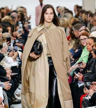 معطف سيلين باسلوب الكاب من صيحات موضة معطف الترنش