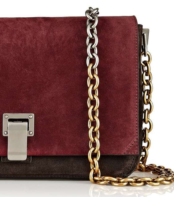 لإلالة مميّزة، إختاري حقيبة Proenza Schouler باللون الأحمر النبيذي