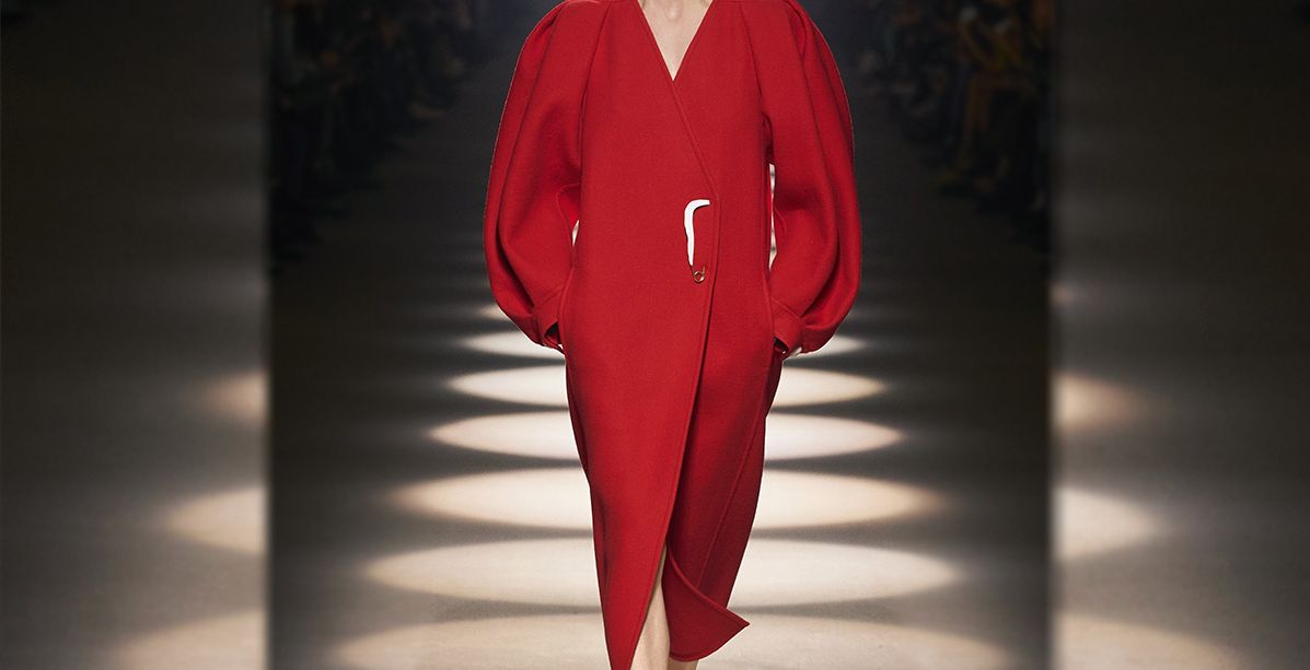 اطلالات باللون الاحمر لعيد الحب تجعلك الاجمل في عيني الشريك