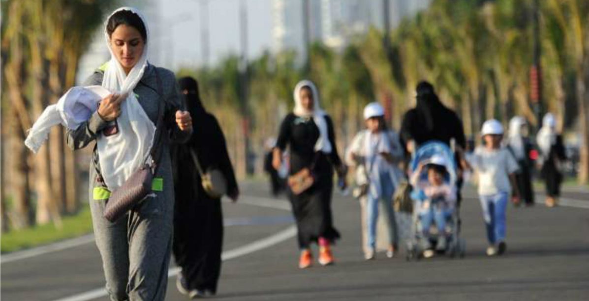  سعوديات يمارسن الرياضة في ممشى الواجهة البحرية بجدة
