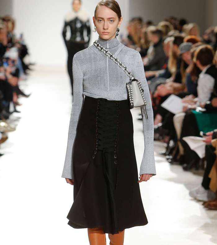 موضة التنورة متوسطة الطول بقصة الـ Frills من Proenza Schouler لشتاء 2017