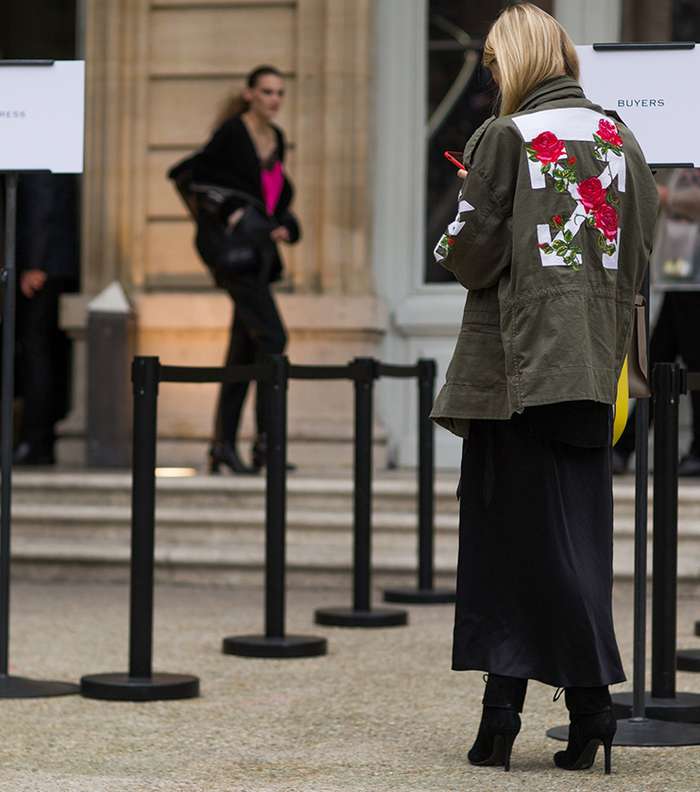 اطلالة بموضة السترة المطبعة في شوراع باريس خلال اسبوع الموضة