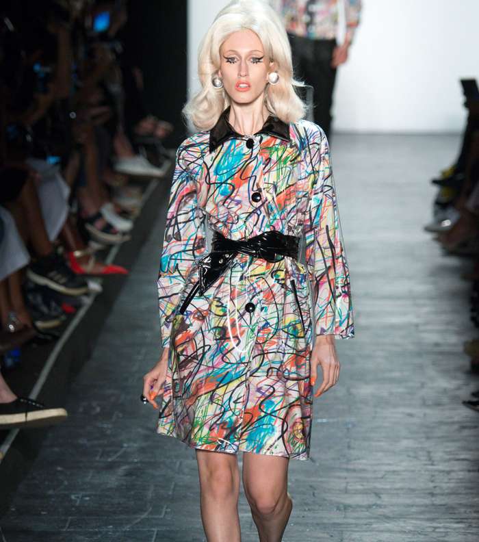 موضة المعطف المطبع مع الحزام على الخصر من جيريمي سكوت لصيف 2016