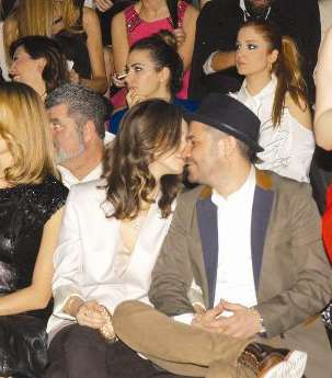 بيرين سات تقبّل حبيبها كينان دوغلو في عرض Özgür Masur