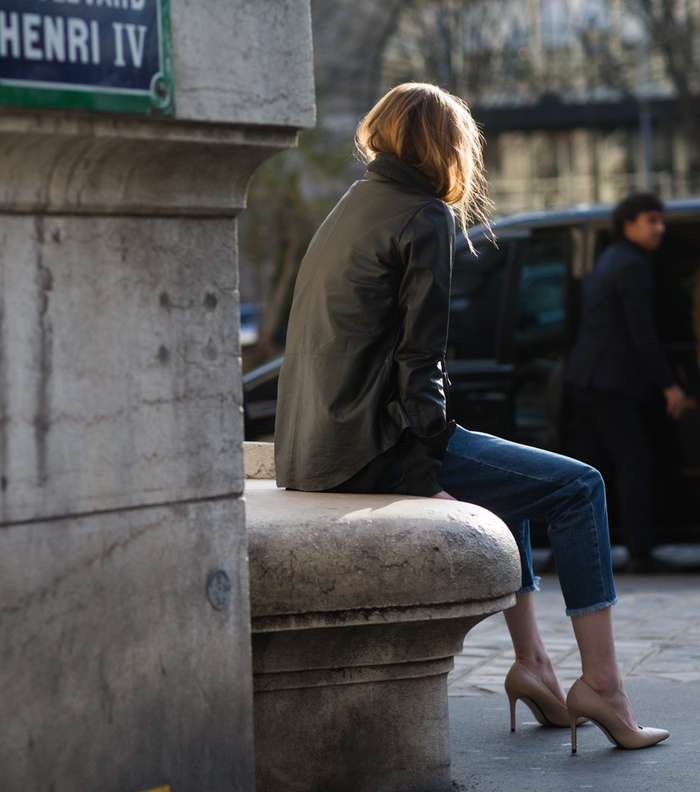 موضة جينز الدنيم المتوسط الطول في شوارع باريس في اليوم السادس من أسبوع الموضة